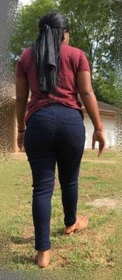 Candids of Ebony en jeans foncés et vêtements usés
