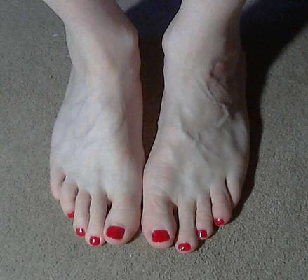Sin cabeza, sin hombros, pero con tacones y dedos de los pies pintados.