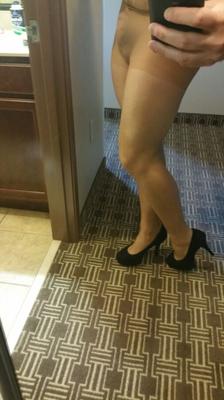 Ich bin nur eine Sissy-Schlampe in Strumpfhosen und High Heels