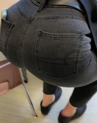 Der ehrliche Lehrer Pawg beugt sich vor