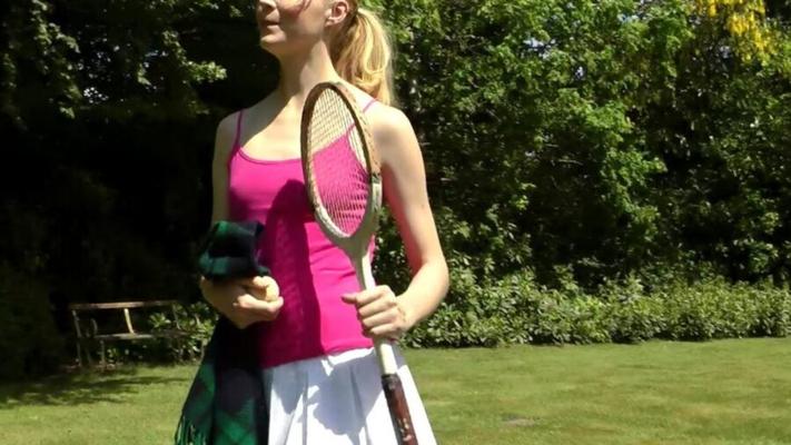 Blonde Dame geht Tennisball spielen und bekommt am Ende eine ordentliche Auspeitschung