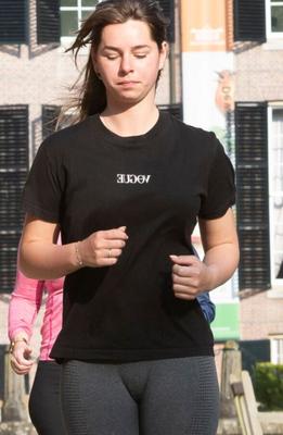 セクシーなスポーティな女性ランナー