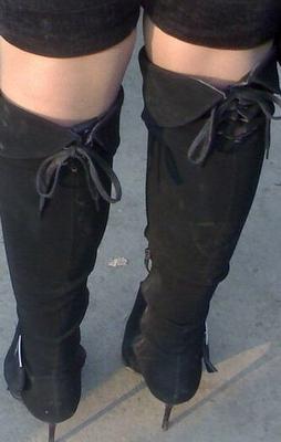 Wildlederstiefel an der Bushaltestelle
