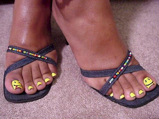 SOY UN PERV: ME PAJA CON LAS UÑAS AMARILLAS