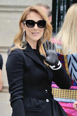 Céline Dion dans des gants et un pantalon en cuir moulants