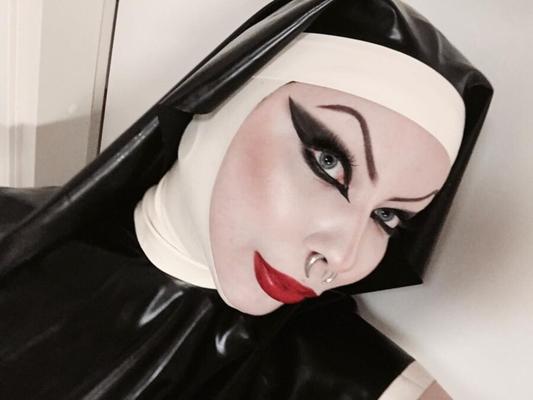 Meredith Atropine Latex Nonne mit Pistole