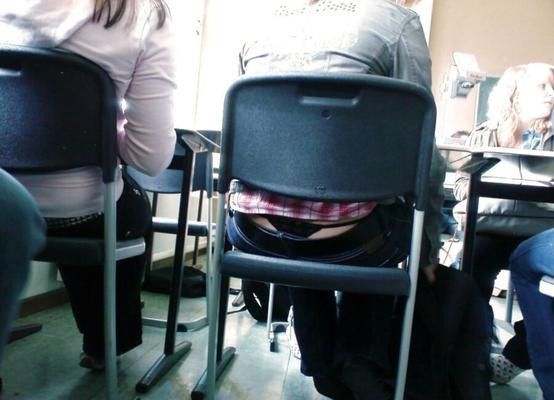 petites putes en string en cours/ petite salope en string en classe