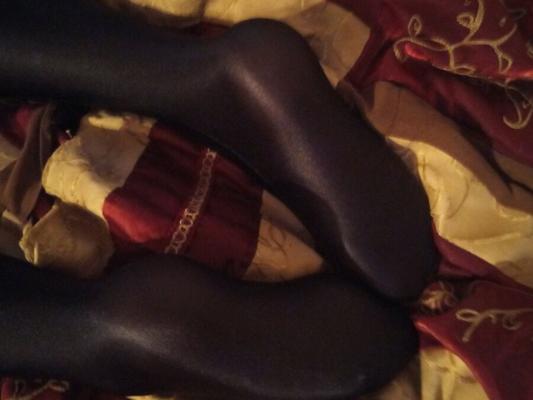 不透明な光沢のある黒タイツを履いた私