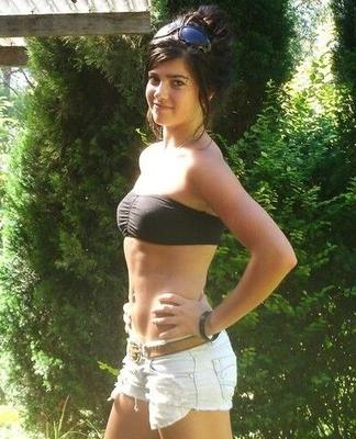 chicas en bikini vestidas y desnudas