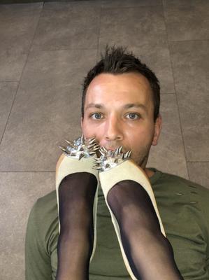 Forçando o irmão a limpar minha meia-calça @ myfeet