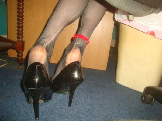 ARRASTRARSE DEBAJO DE MI SILLA Y OCUPARSE OLIENDO MIS PIES DE NYLON