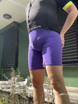 紫色のライクラとパンティーでサイクリング