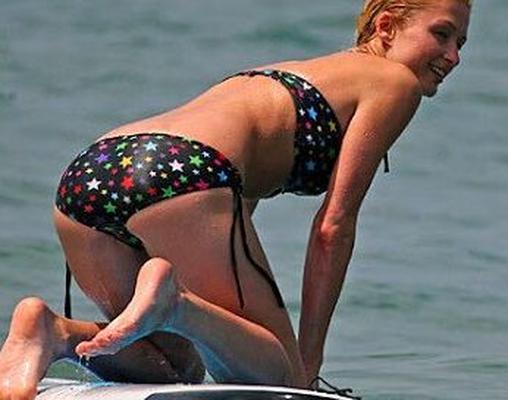 パリス・ヒルトンはとてもセクシーで大きな足を持っています