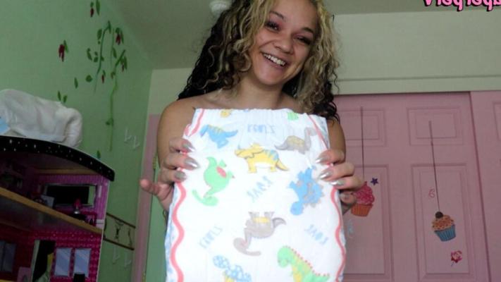La baby-sitter KikiCali porte également une couche et vous aussi des couches ABDL