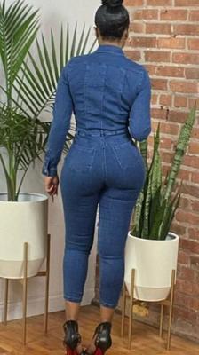 Schöne Frau in engen Jeans (Denim) gekleidet