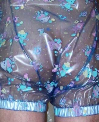 moi en sous-vêtements en plastique bleu