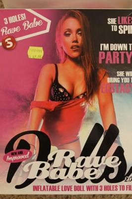 Auspacken der Raver-Babe-Liebespuppe