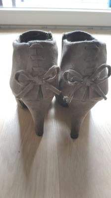 Botines desgastados, destruidos, puta barata y cachonda cummed