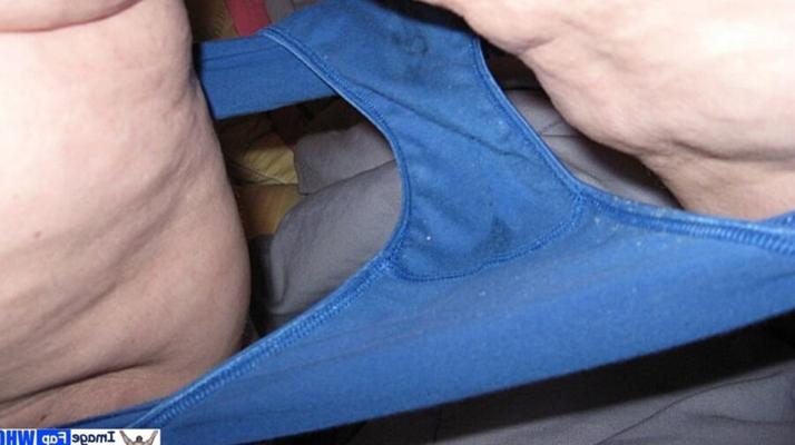 Elly yo Whore nos muestra sus bragas (vista de cerca)