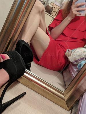 Schönheit und Eleganz *Transgirl im roten Kleid*