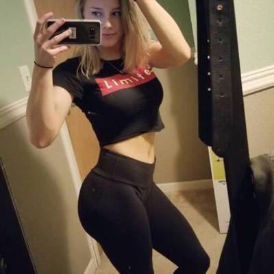 タイトな服を着た女性の自撮り