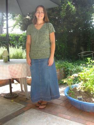 Hermosa mujer en falda de jeans