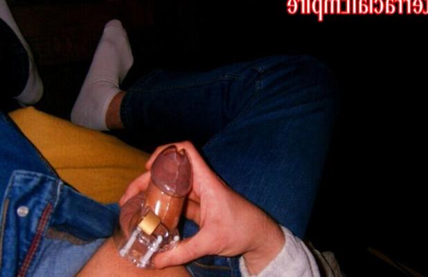 Ma bite blanche dans une ceinture de chasteté et un jean sans sous-vêtements