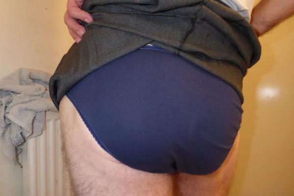 Con mi falda escolar y bragas escolares azul marino.