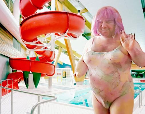 Sissy Roberta beim Crossdressing in Badeanzügen