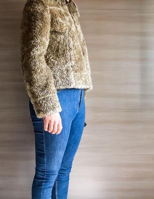 FleeceFetish - Transexual mostrando una polla con abrigo de piel y jeans ajustados