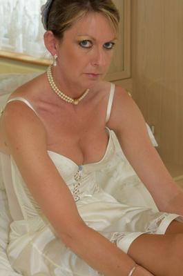 Satin Jayde sieht aus, als hätte sie gerade erst geheiratet