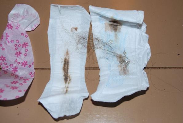 benutzte Slipeinlagen (tampons sales)