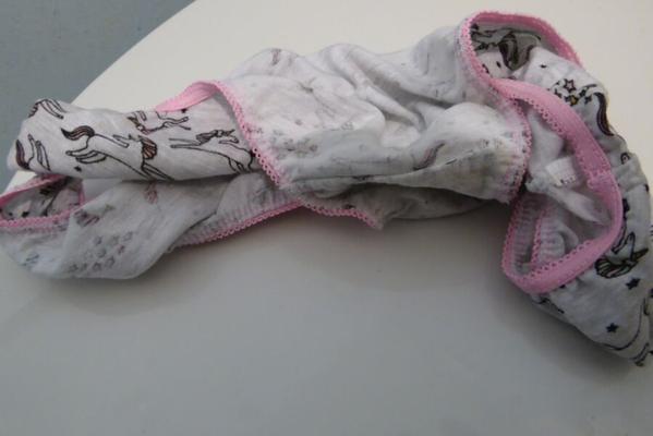 Schmutziges Höschen im Badezimmer gefunden