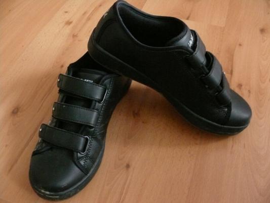 Sperma auf den schwarzen Turnschuhen meiner Mutter – mein Job (alte Bilder – Feb