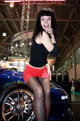 Heiße fickbare Schlampe beim Upskirten und Höscheneinlage auf der Autoshow