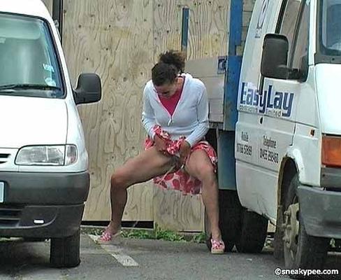 Garotas mijando em público