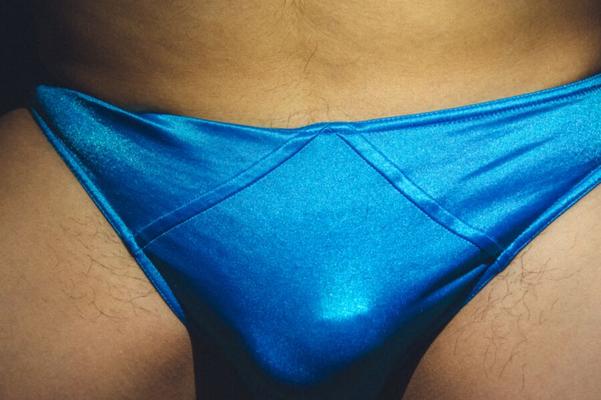 Masturbation in blauen Satinhöschen