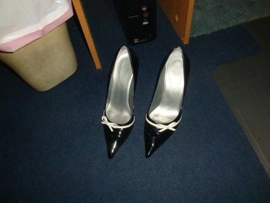 COME MI SEMEN DE MIS PIES CON MEDIAS, ¡DISFRUTA!