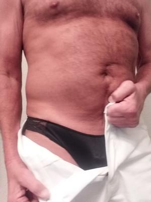 Schwarze Spitzenhöschen wecken meine Fantasie