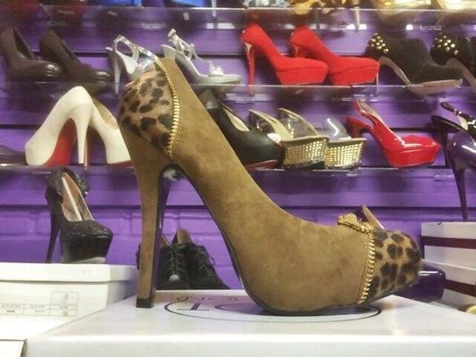Damenschuh und Herrin ehren...