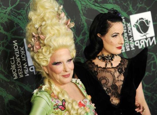 Dita Von Teese e Bette Midlers Hulaween zugunsten de NY Restora