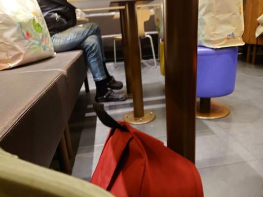 Increíble mujer sin hogar en Crocs/Calcetines