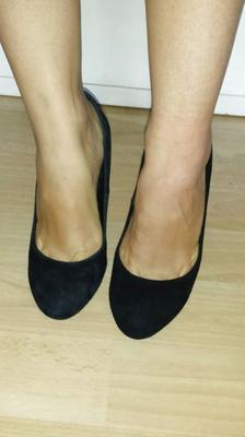 Sperme dans des talons hauts noirs