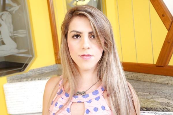 Raissa Angel de mini saia