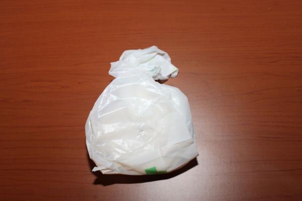 J'ai volé dans mes toilettes de travail ce tampon sale et ce string.