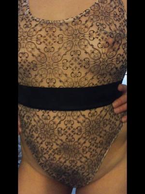 Latina-Ehefrau probiert neues Höschen an
