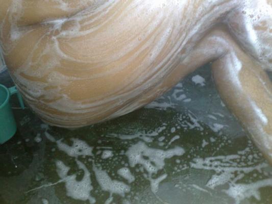 mon cul gras et savonneux dans le bain viens t'amuser