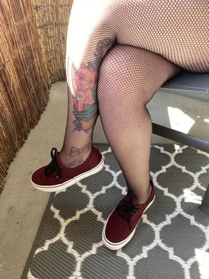 Freundin in Vans und Nylons