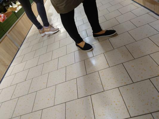 雨の日、濡れた靴遊び