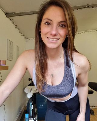 美しくてフィットした 30 代の女性